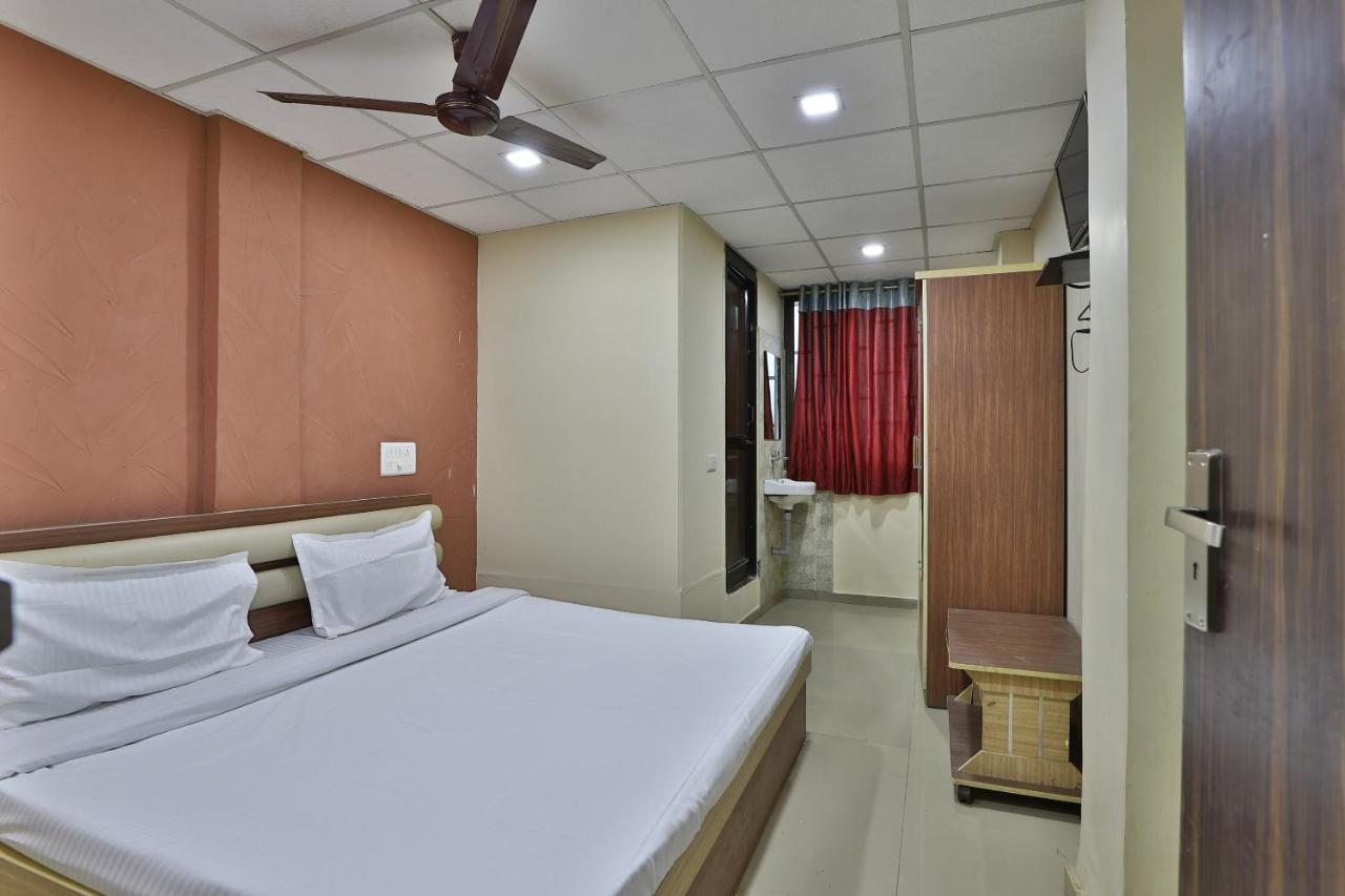 פורוליה Spot On 42091 Hotel Sankat Mochan מראה חיצוני תמונה