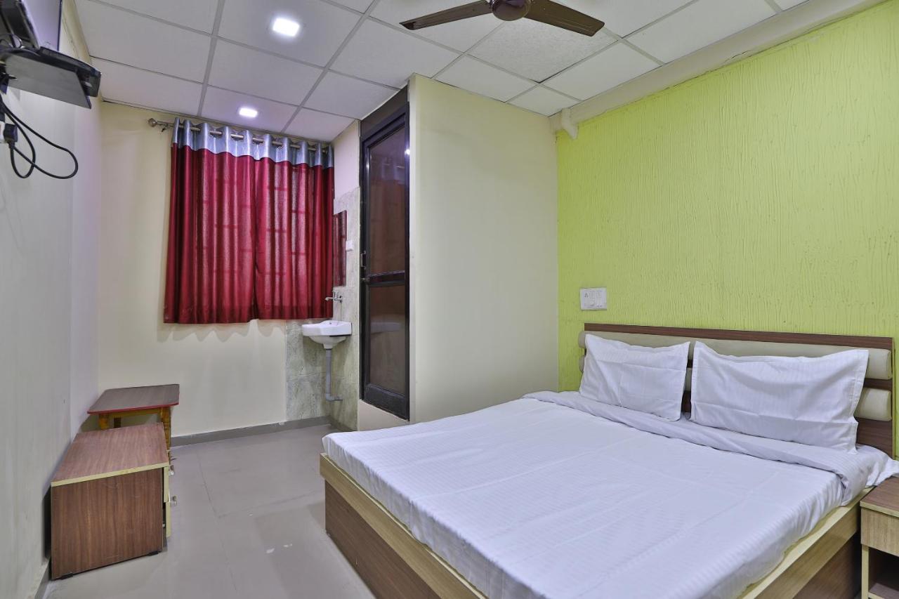 פורוליה Spot On 42091 Hotel Sankat Mochan מראה חיצוני תמונה